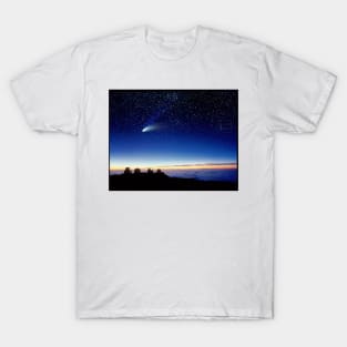 Mauna kea observatory & comet Hale-Bopp (R118/0241) T-Shirt